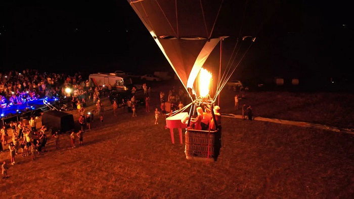 Η "ιπτάμενη" πιανίστρια έπαιξε σε αερόστατο πάνω από τη λίμνη Υλίκη (video)